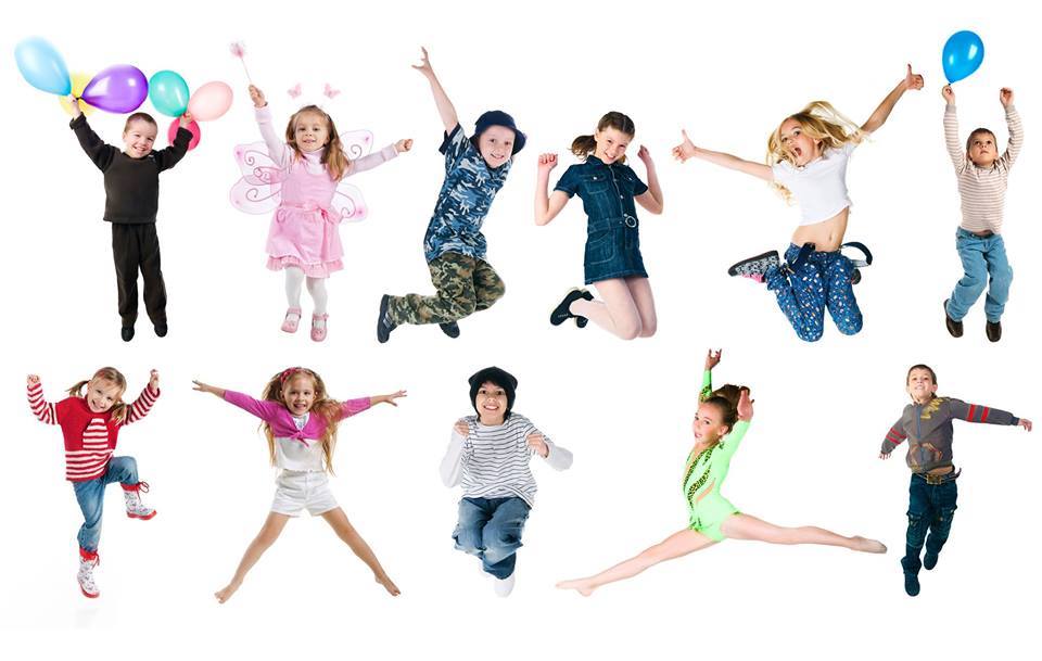 Barn dansar och hoppar på Uppsala Danscenter
